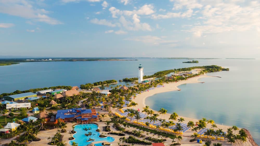 Harvest Caye beach